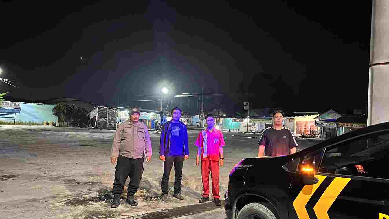 Patroli Malam Polsek Lima Puluh di SPBU Sumber Padi, Jaga Kamtibmas dan Atur Distribusi BBM   
