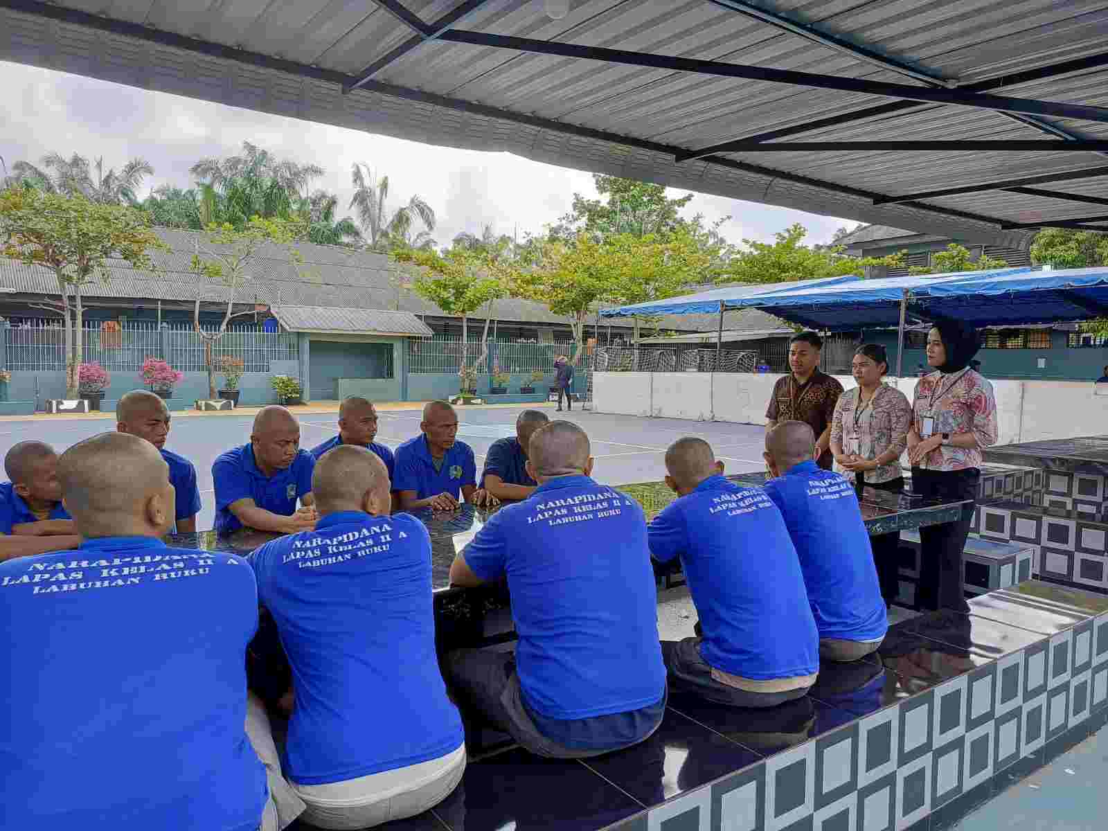 TINGKATKAN KESADARAN HIDUP SEHAT, PESERTA MAGANG KEMNAKER GELAR SOSIALISASI MENJAGA KEBERSIHAN BAGI WARGA BINAAN LAPAS LABUHAN RUKU