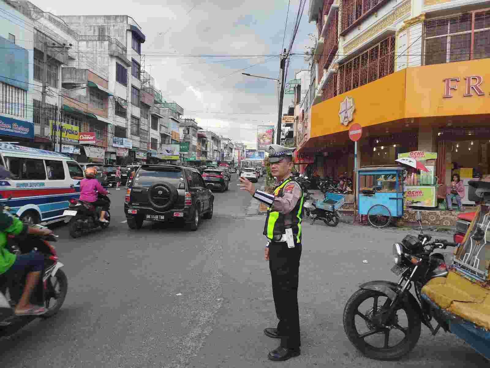 Pos Padat Sore Jumat: Sat Lantas Pematangsiantar Sebar Personel di 18 Titik Jaga Kelancaran Lalu Lintas   