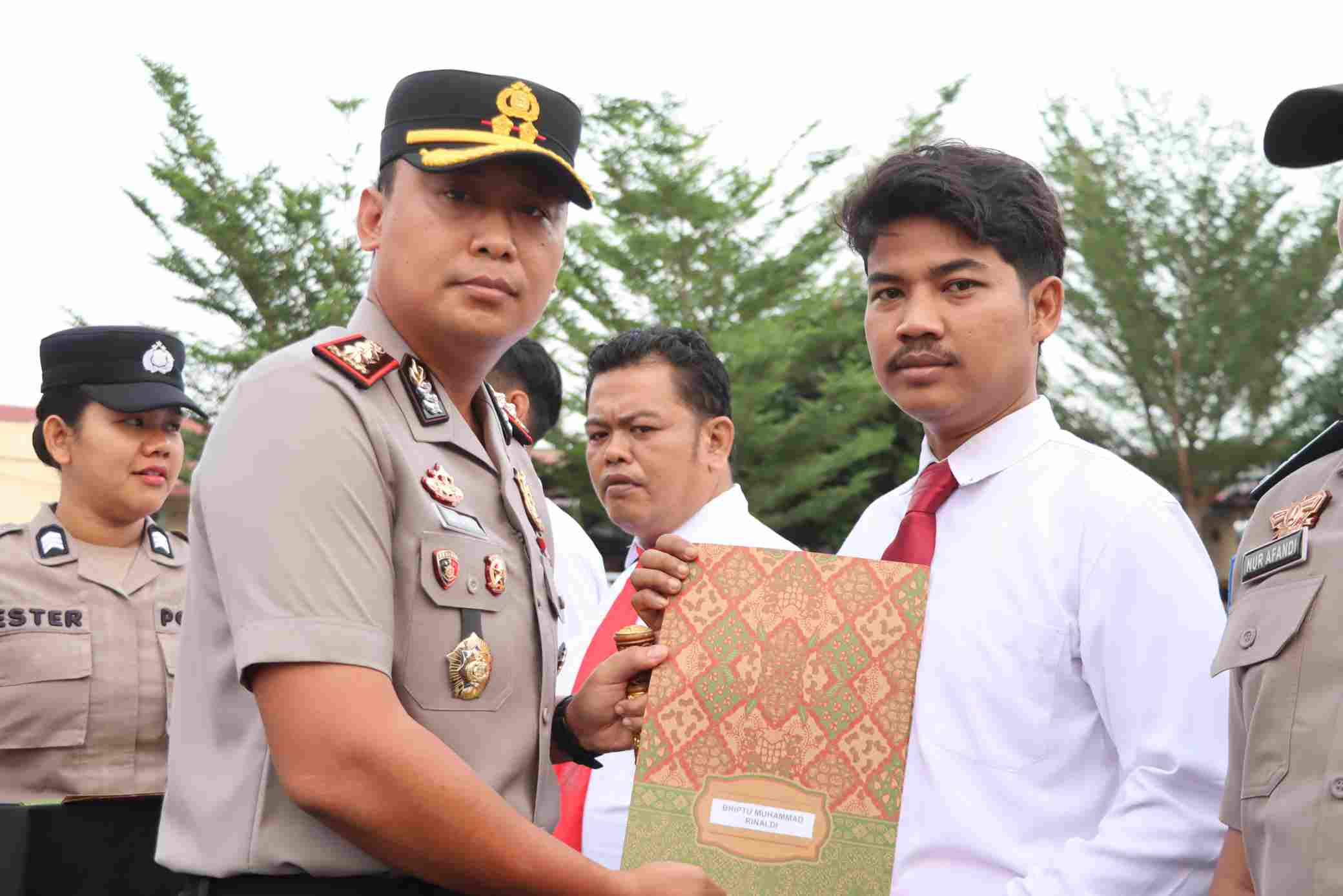 Kapolres Batu Bara Berikan Penghargaan kepada 28 Personel Berprestasi