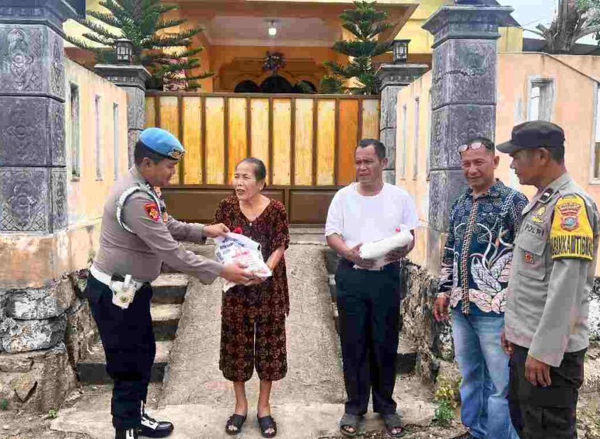 Polsek Lima Puluh Gelar Minggu Kasih: Salurkan Bantuan Sembako bagi Warga yang Membutuhkan