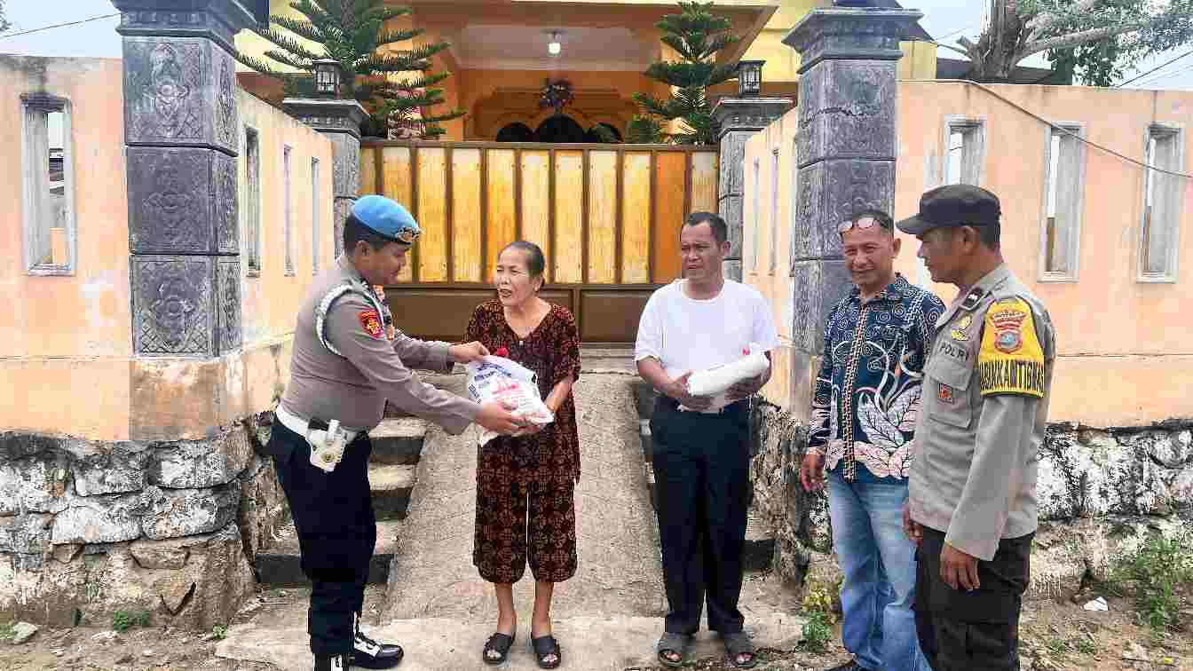 Polsek Lima Puluh Gelar Minggu Kasih: Salurkan Bantuan Sembako bagi Warga yang Membutuhkan