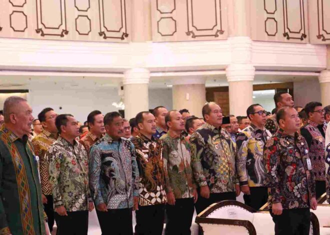Wali Kota Mahyaruddin Salim Tandatangani Komitmen Bersama Saat Ikuti Rakor Penguatan Tata Kelola Pemerintahan Daerah dan Pencegahan Korupsi   