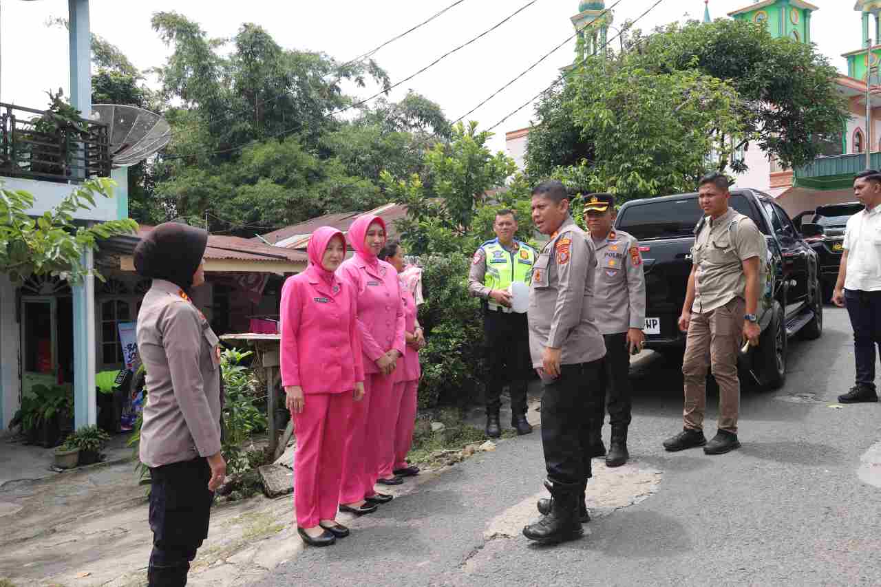 Kapolres Pematangsiantar Kunjungi Anak Penderita Hidrosefalus, Serahkan Bantuan dalam Rangka HUT Lalu Lintas Bhayangkara ke-71