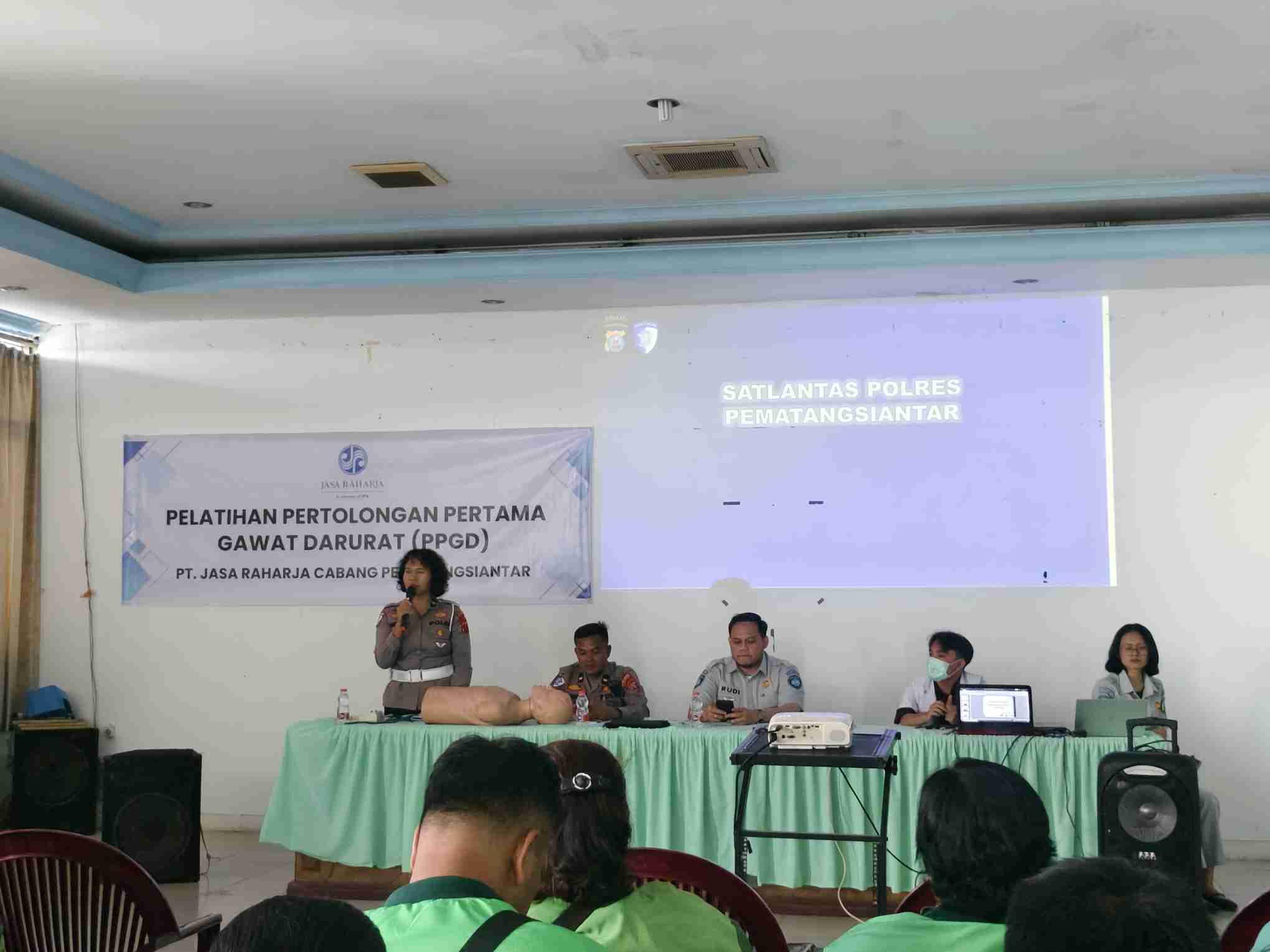 Sat Lantas Polres Pematangsiantar Gelar Pelatihan Pertolongan Pertama Korban Kecelakaan di RS Vita Insani   