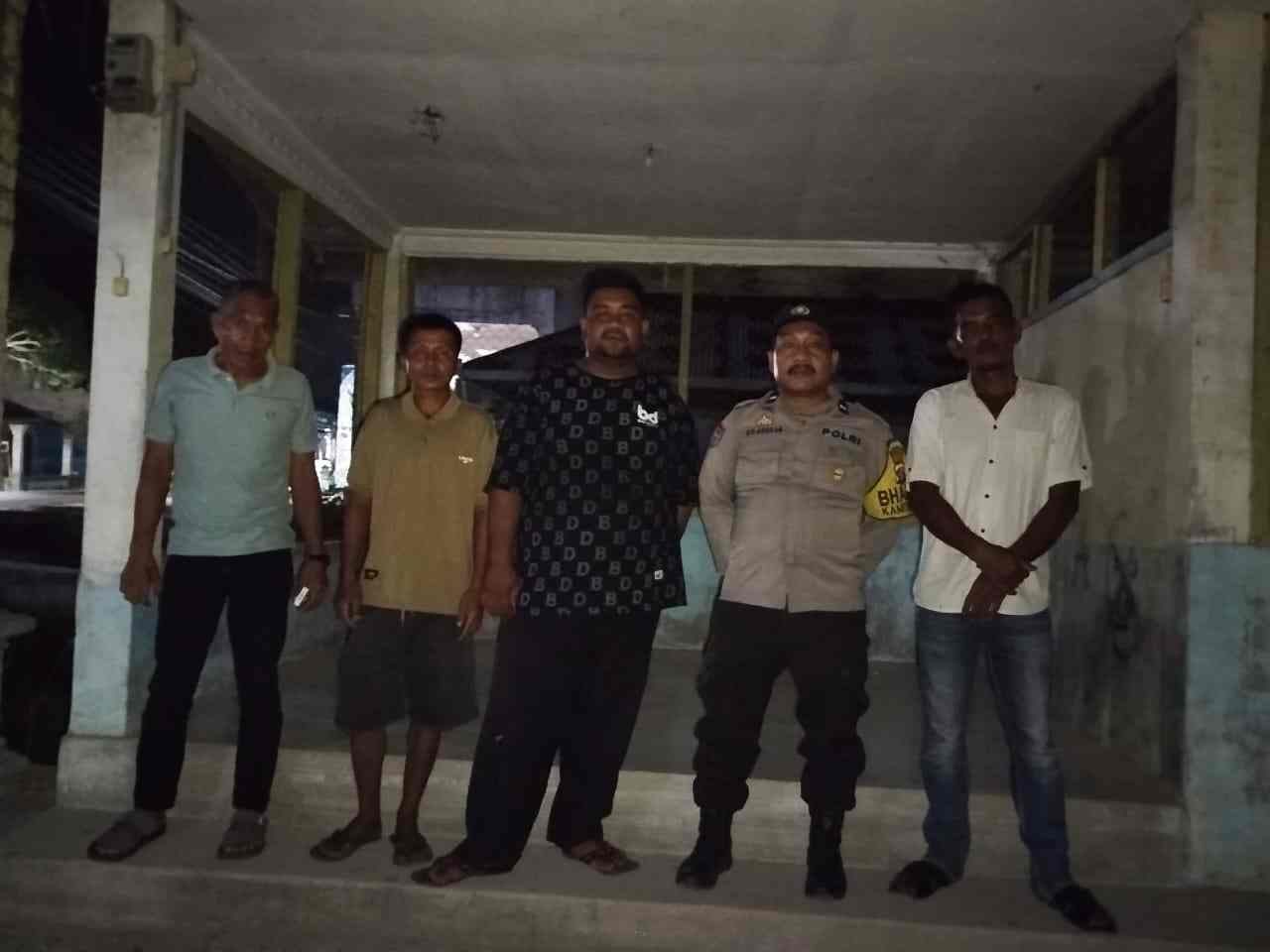 Cooling System Malam Hari, Bhabinkamtibmas Cek Piket Jaga Titi Putih & Beri Arahan Warga