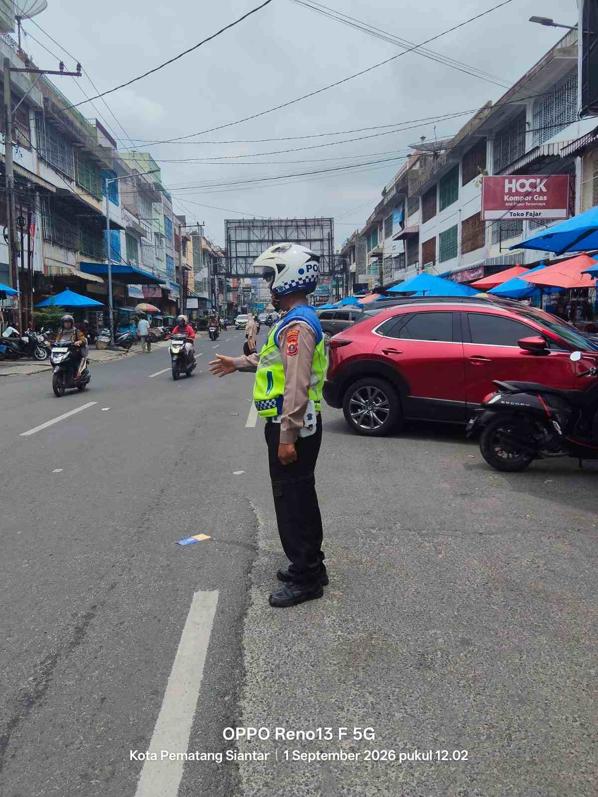 Satlantas Polres Pematangsiantar Atur Arus Siang di Jalan Merdeka–Sutoyo, Lalu Lintas Tetap Lancar   