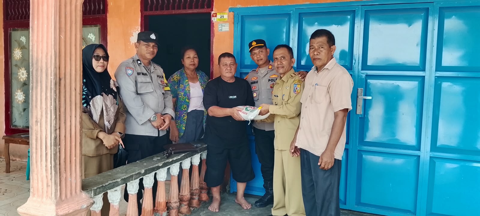 Kapolsek Air Putih Cek Rumah Warga Terdampak Angin Kencang, Salurkan Bantuan Sembako   