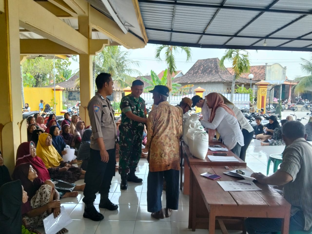 Babinsa Dampingi Penyaluran Beras, 334 KPM di Desa Nganti Terima Bantuan