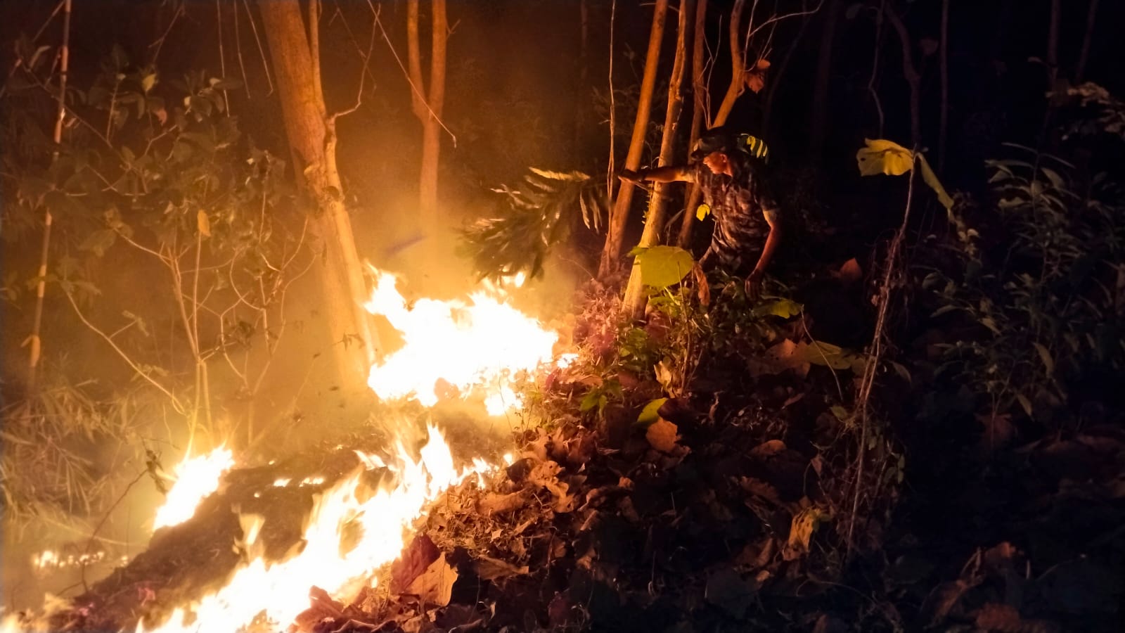 Api Berkobar di Bawah Jurang, Babinsa Klego Bergerak Cepat Cegah Merembet ke Permukiman
