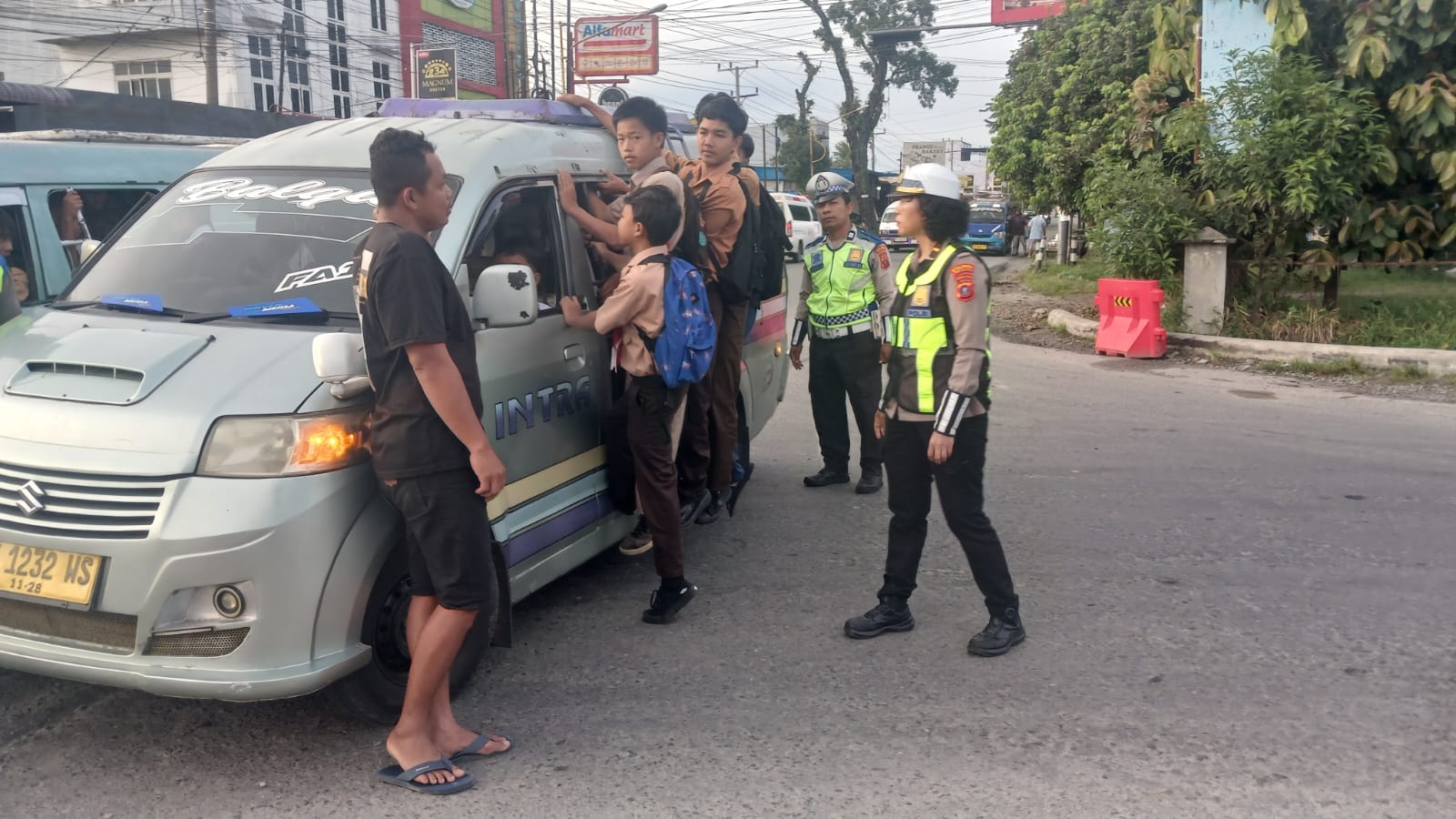 Sat Lantas Polres Pematangsiantar Gelar Polantas Karib, Cegah Penumpang Duduk di Atap & Bergelantungan — Fokus Keselamatan Anak Sekolah   