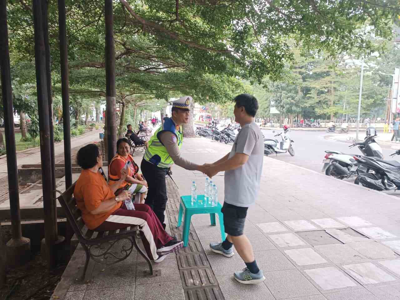 Kasat Lantas Polres Pematangsiantar Turun Langsung Patroli dan Edukasi, Atasi Parkir Liar di Jalan Adam Malik–Sudirman   