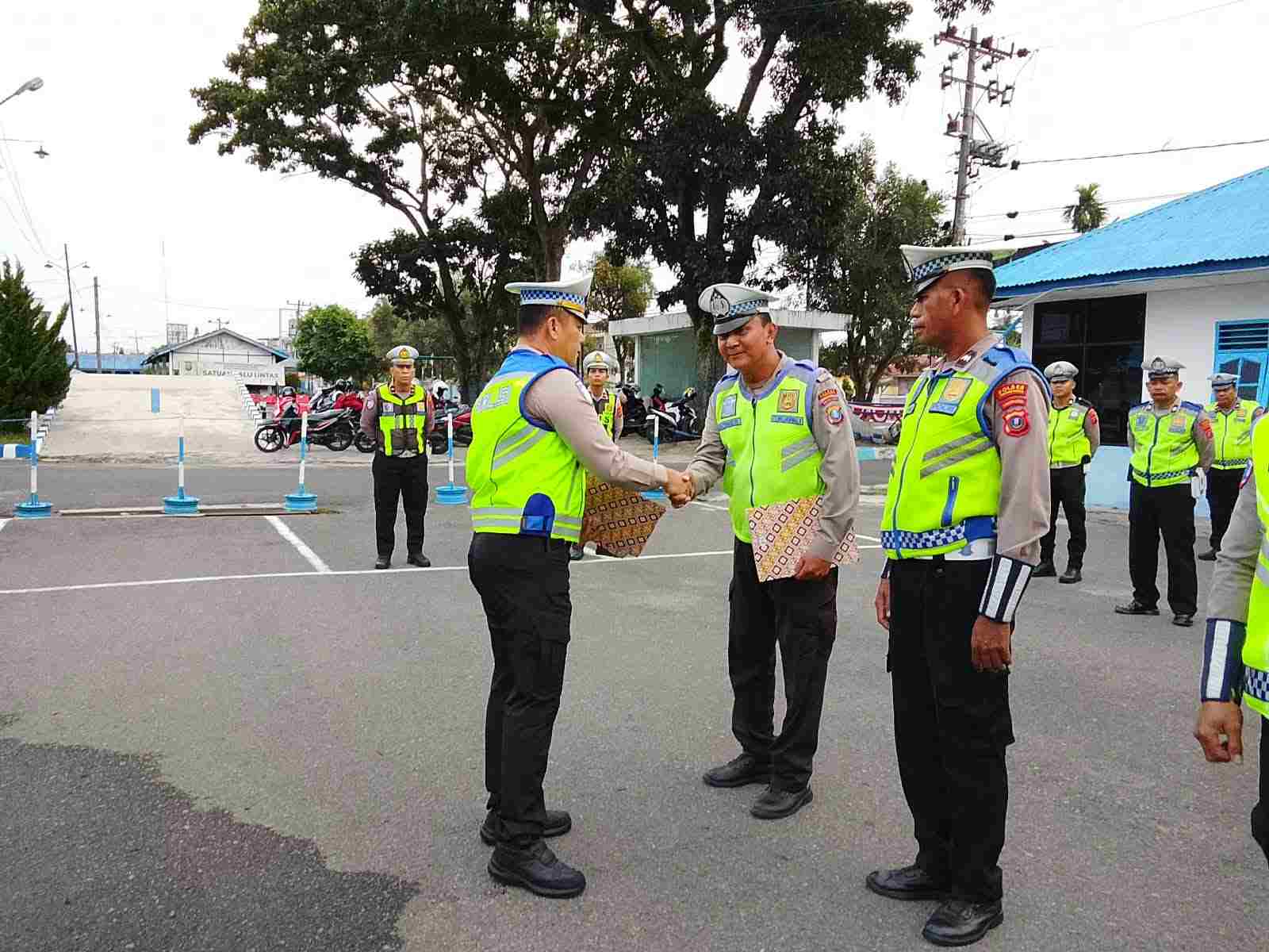 Pos Padat Pagi di Simpang Merdeka–Surabaya, Aiptu Beni M Pakpahan Jaga Kelancaran Lalu Lintas Pematangsiantar