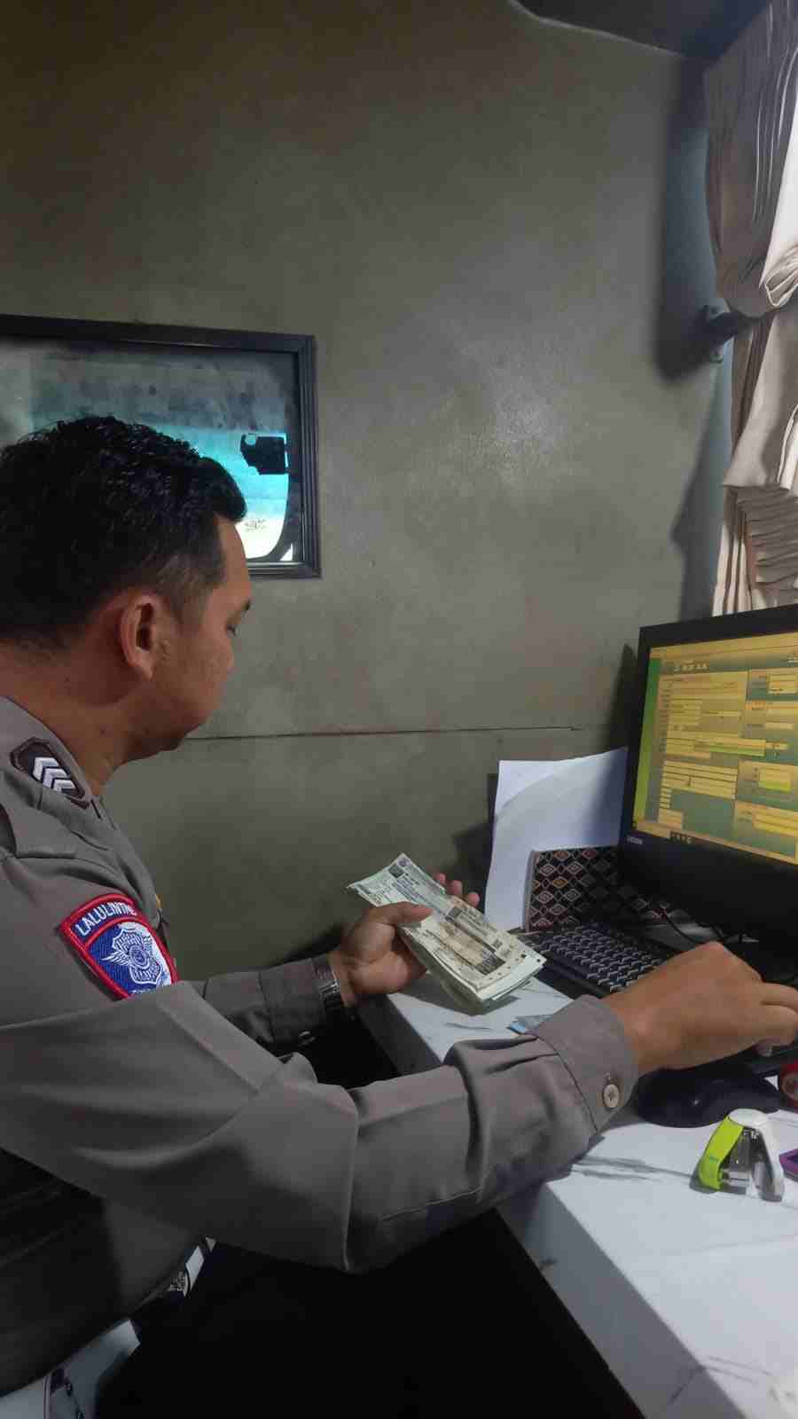 Sat Lantas Polres Pematangsiantar Hadir di Mal Pelayanan Publik Ramayana, Layani Pengesahan STNK di Jalan WR. Supratman