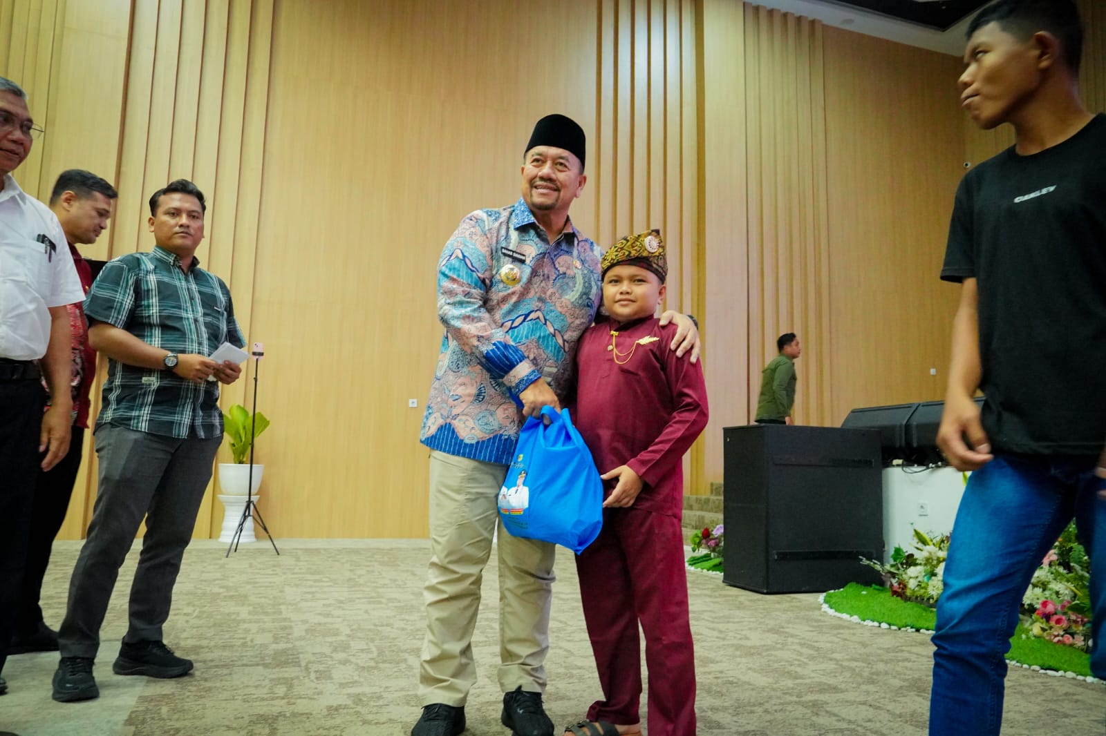 Hadiri Penutupan KKNT FH UNA, Bupati Baharuddin Tekankan Pentingnya Kesadaran Hukum dan Generasi Muda Produktif   