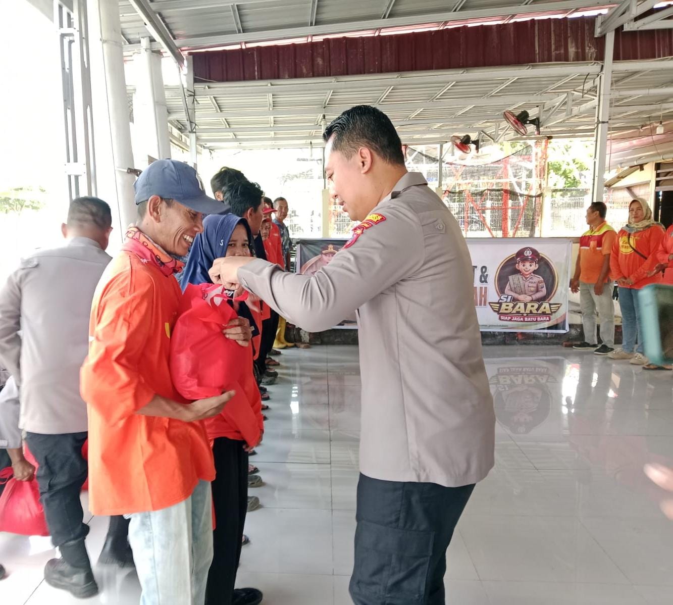 Jumat Curhat Bersama Petugas Kebersihan, Kapolres Batu Bara Perkuat Kemitraan dengan Masyarakat   
