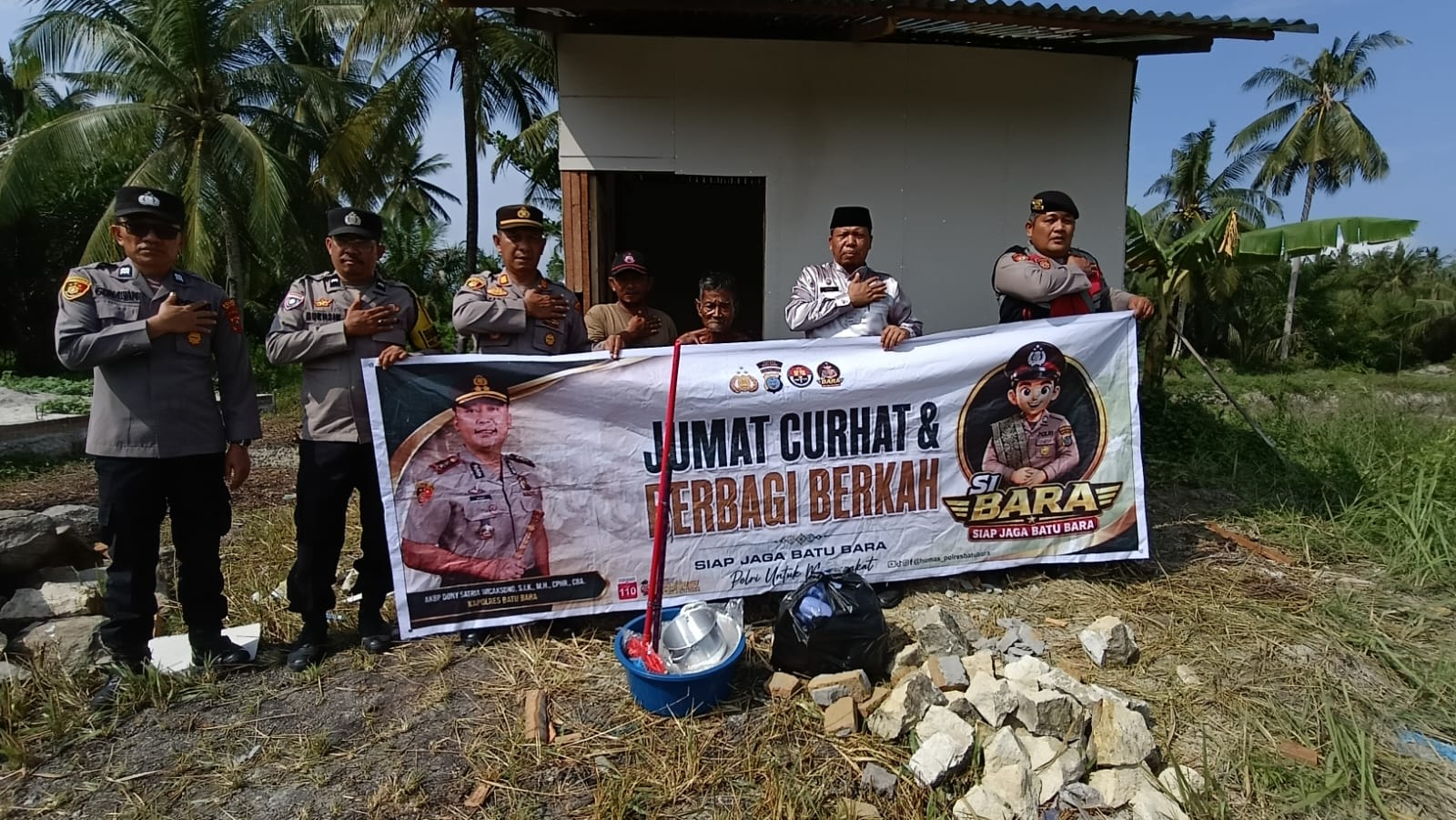 Jumat Berkah Polsek Lima Puluh: Bantu Warga Terdampak Angin Kencang dengan Peralatan Dapur dan Sembako   