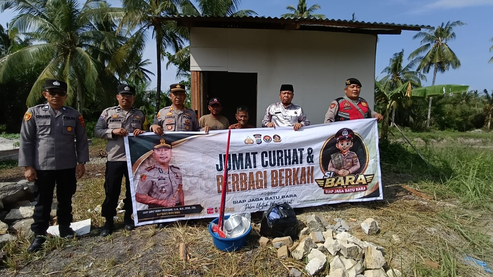 Jumat Berkah Polsek Talawi: Kapolsek & Kades Suka Maju Salurkan Sembako untuk Kaum Dhuafa   