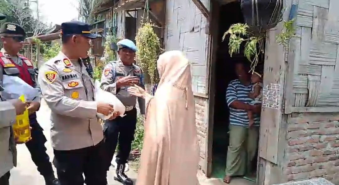 Jumat Curhat Berbagi Berkah: Kapolsek Air Putih Salurkan Sembako untuk Kaum Dhuafa dan Pengurus Tempat Ibadah   