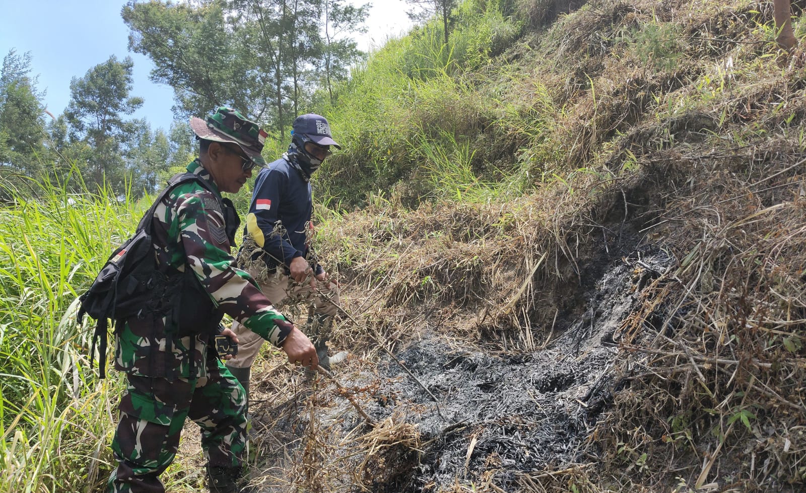 Cegah Karhutla di Lereng Merapi, Babinsa dan Petugas TNGM Perkuat Patroli dan Pemetaan Jalur Evakuasi   