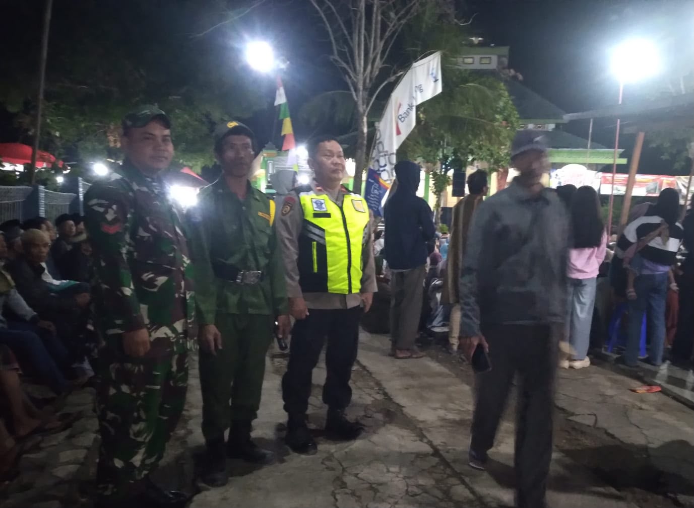 Sinergi Babinsa dan Linmas Perkuat Keamanan Wilayah melalui Patroli Malam   