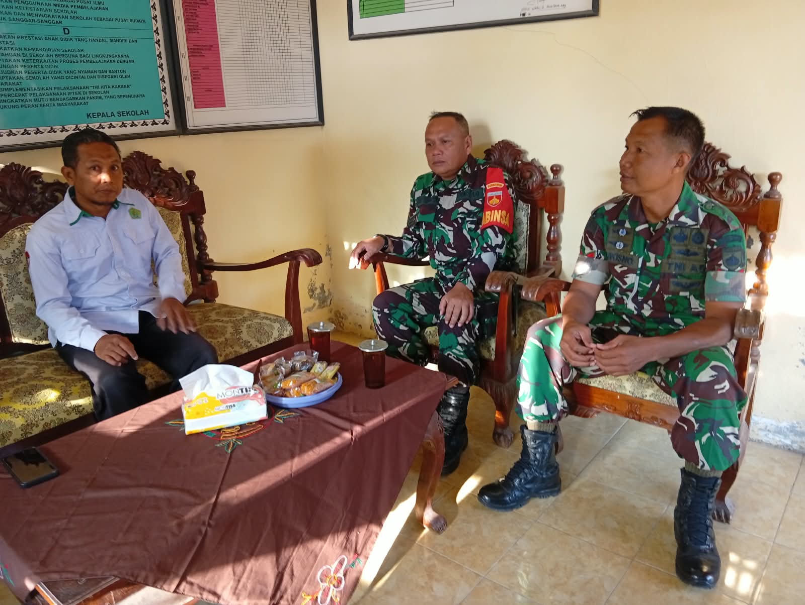 Jalin Silaturahmi, Babinsa Koramil 11 Manyaran Perkuat Sinergitas dengan Kepala MI Muhammadiyah Tlenyeng
