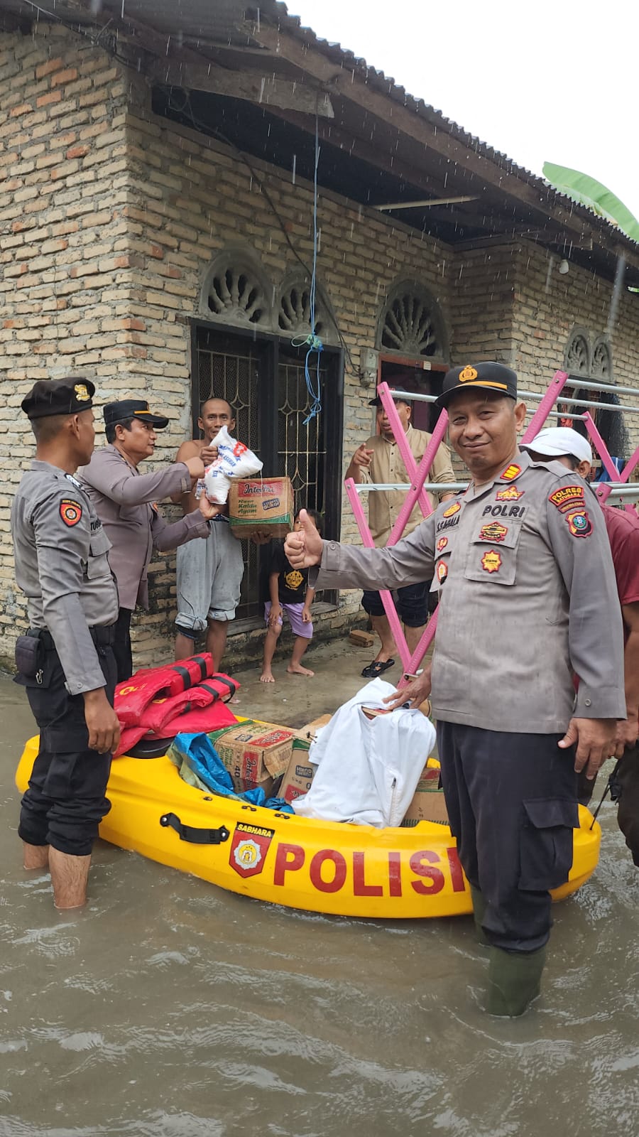 Polres Batu Bara Salurkan Bantuan untuk Warga Terdampak Banjir