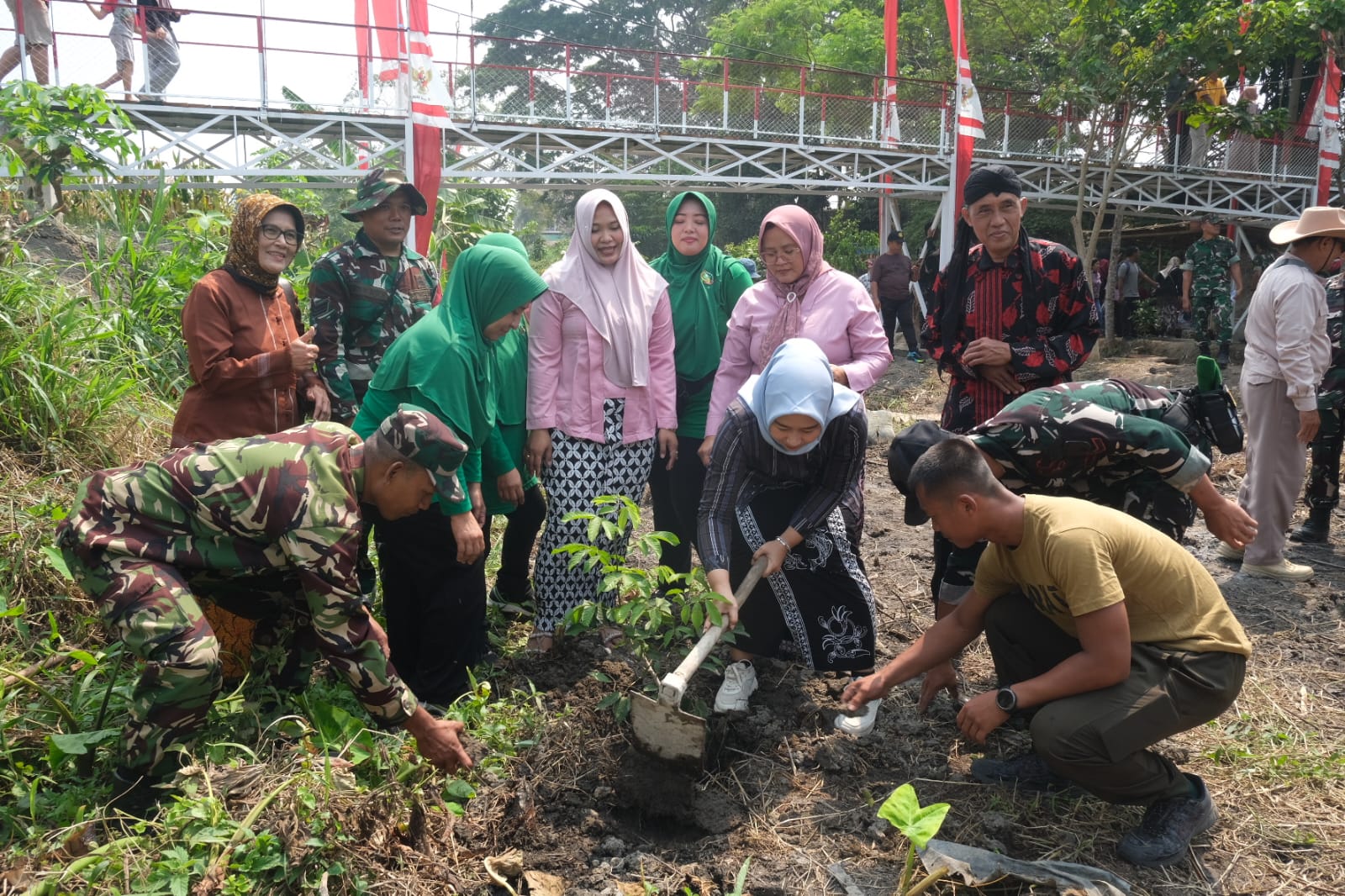 Peringati HUT TNI Ke 81, Sinergi TNI-Polri Dan Masyarakat Kota Blitar Gelar Aksi Tanam Pohon Di Bantaran Sungai Karplos