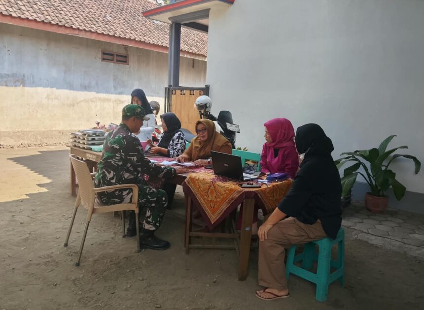 Dukung Pencegahan Stunting Sejak Dini, Babinsa Koramil Garum Mendampingi Kegiatan Posyandu