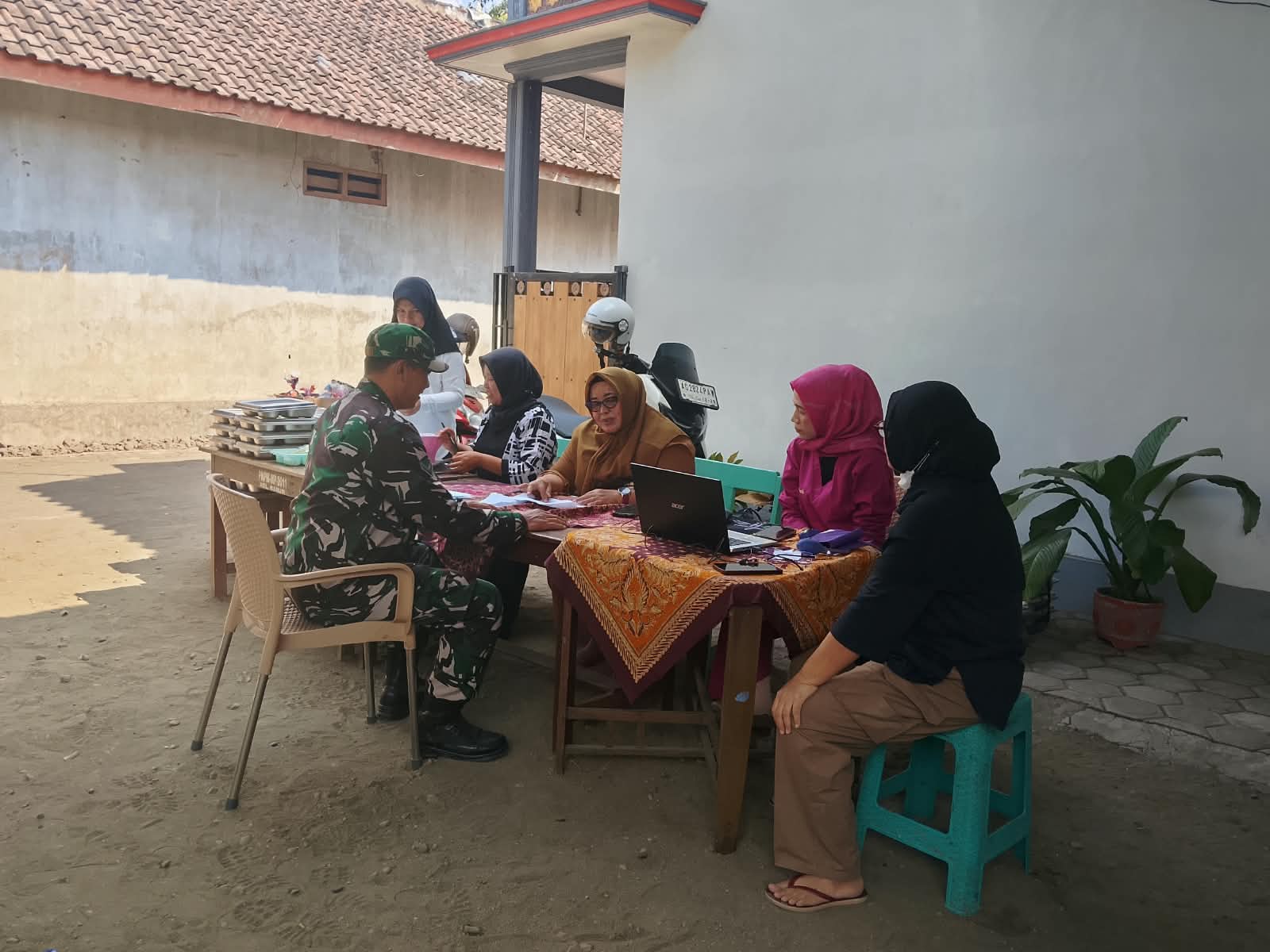 Dukung Pencegahan Stunting Sejak Dini, Babinsa Koramil Garum Mendampingi Kegiatan Posyandu
