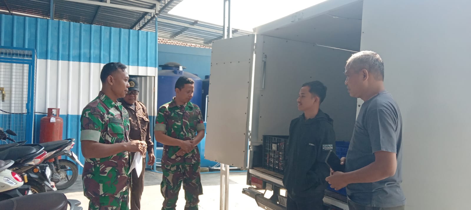 Babinsa Blangu Kawal MBG, Pastikan Makanan Bergizi Sampai ke Penerima   