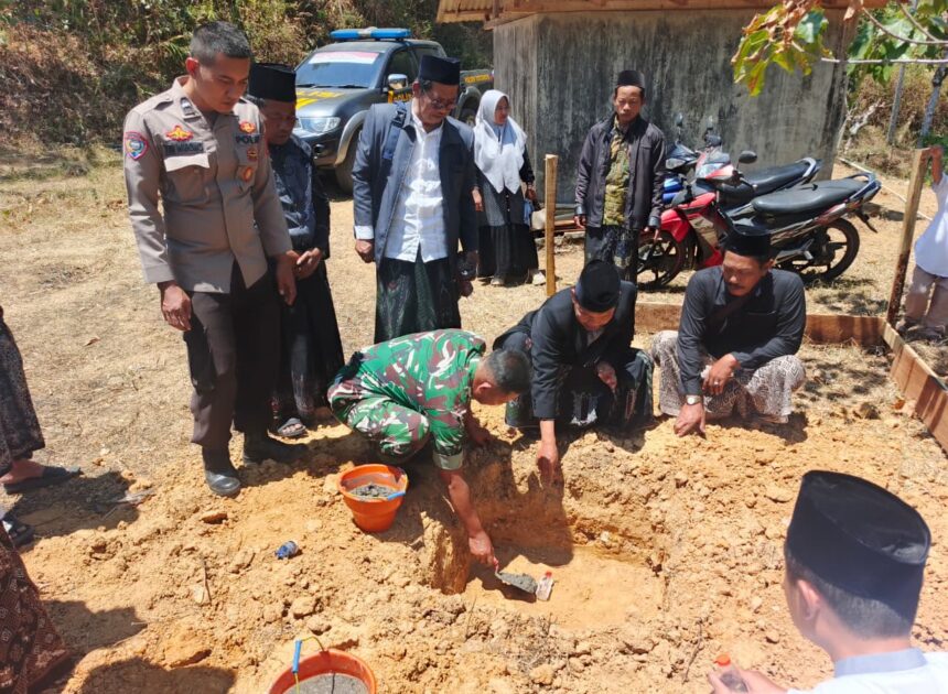 Babinsa Hadiri Peletakan Batu Pertama Mushola Hamid Dimyathi di Hargorejo   