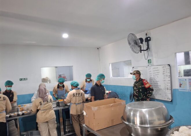 Pastikan Kebersihan Makanan, Babinsa Danukusuman Cek Langsung Dapur SPPG