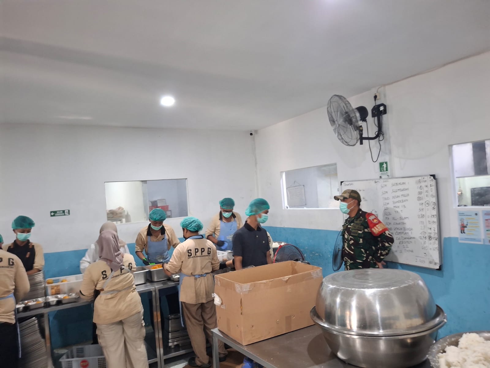 Pastikan Kebersihan Makanan, Babinsa Danukusuman Cek Langsung Dapur SPPG
