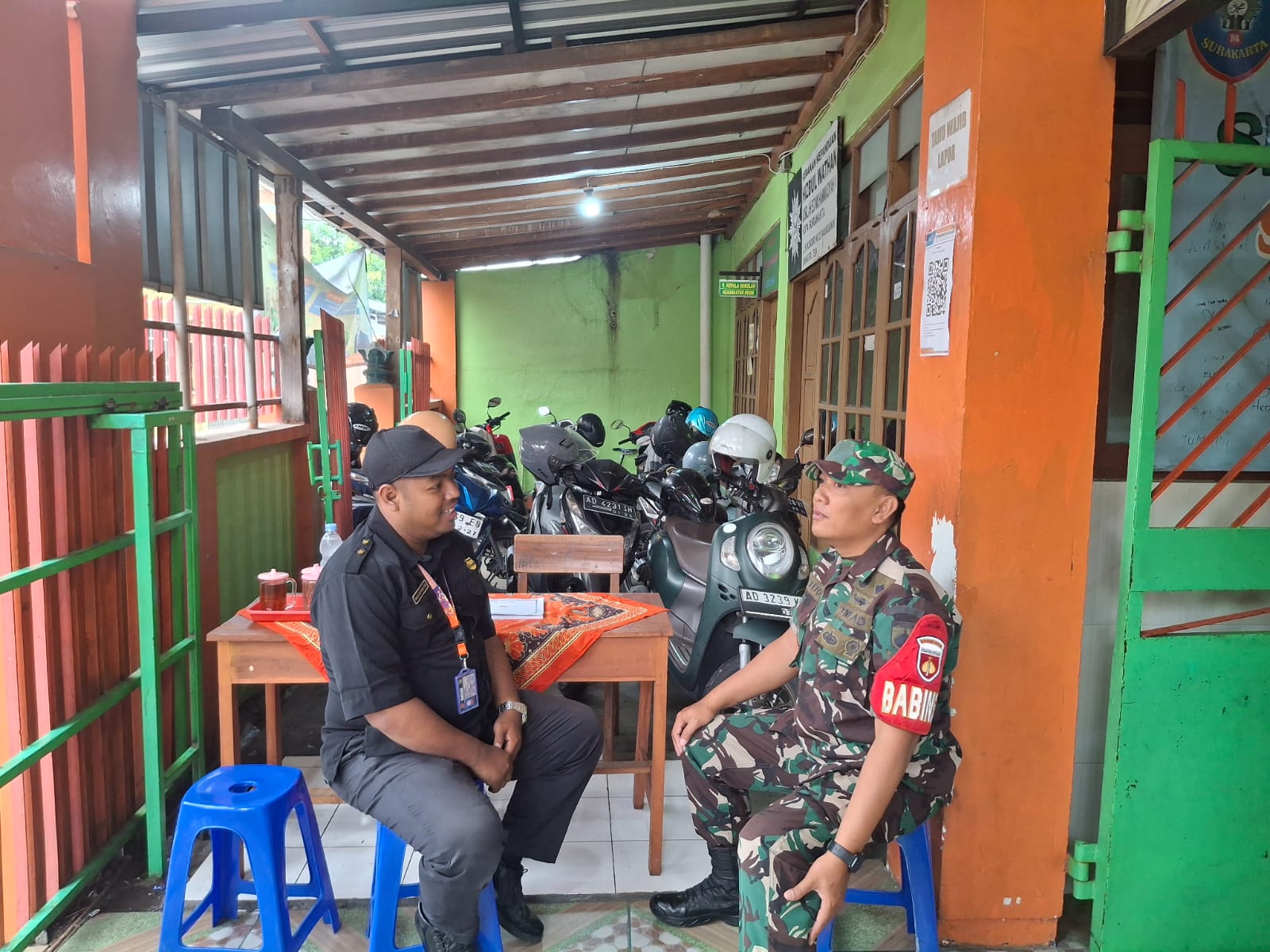 Ciptakan Lingkungan Sekolah Yang Aman dan Nyaman, Babinsa Danukusuman Sambangi Security SMP Muhammadiyah 8 Surakarta