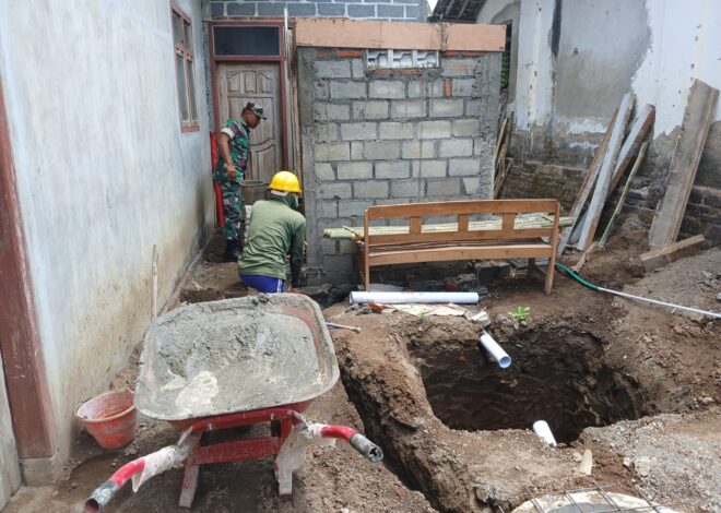 Wujudkan Lingkungan Sehat, Babinsa Posramil Selopuro Gotong Royong Bangun MCK Warga   