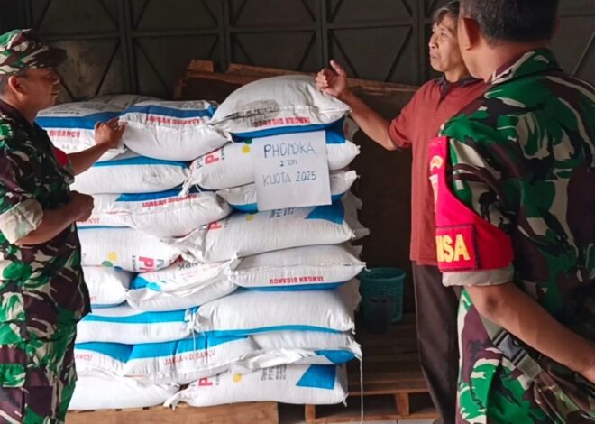 Pastikan Pupuk Aman, Babinsa Mojorejo Cek Ketersediaan dan Harga di Kios Tani   