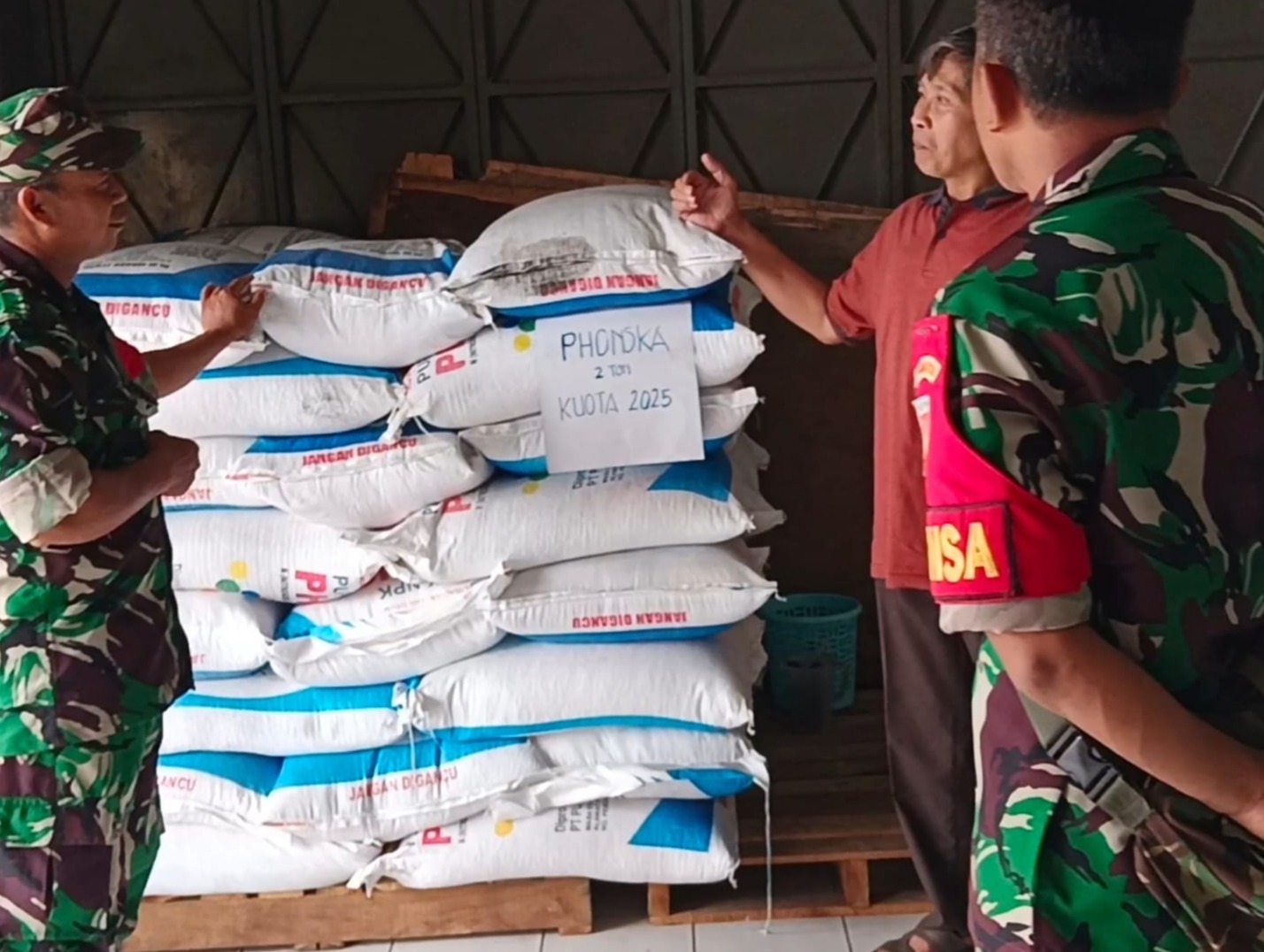 Pastikan Pupuk Aman, Babinsa Mojorejo Cek Ketersediaan dan Harga di Kios Tani   