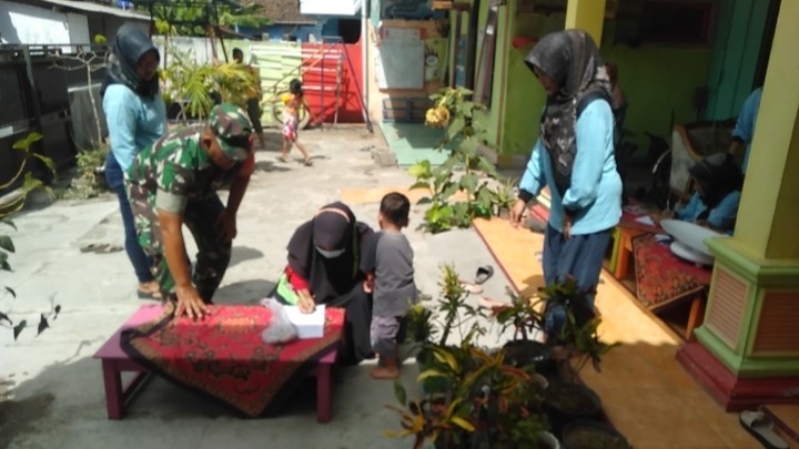 Cegah Stunting Sejak Dini, Babinsa Kelurahan Tlumpu Pendampingi Posyandu Balita   