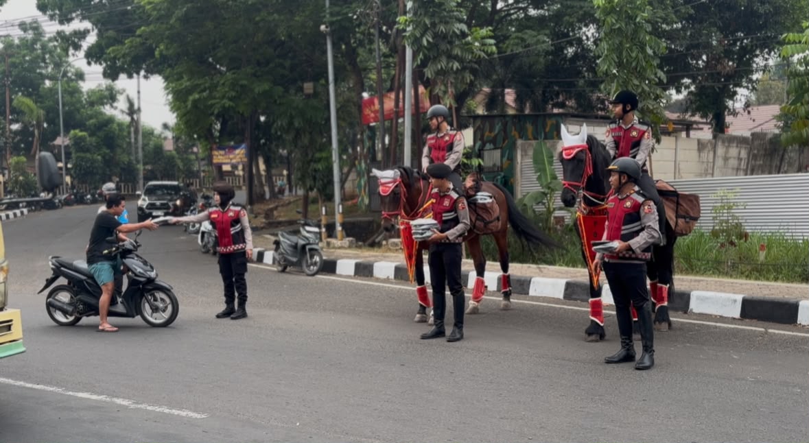 Den Turangga Ditpolsatwa Baharkam Polri Gelar Aksi ‘Jumat Berkah’ di Cikeas Udik