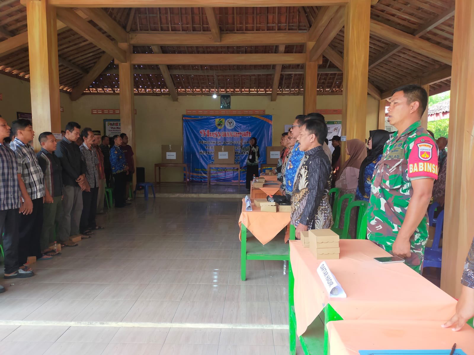 Babinsa Hadir di Tengah Pesta Demokrasi Tegalombo, Empat Calon Raih Mandat   