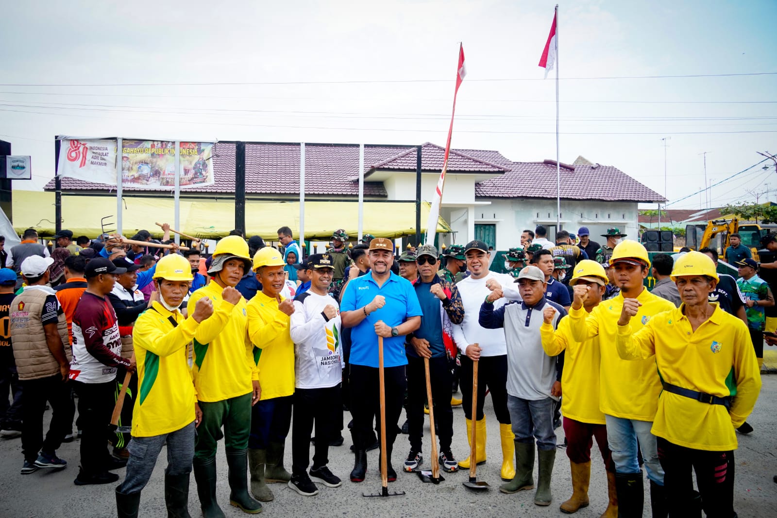 Ciptakan Lingkungan Bersih dan Asri, Bupati Baharuddin Pimpin Gotong Royong di Tanjung Tiram