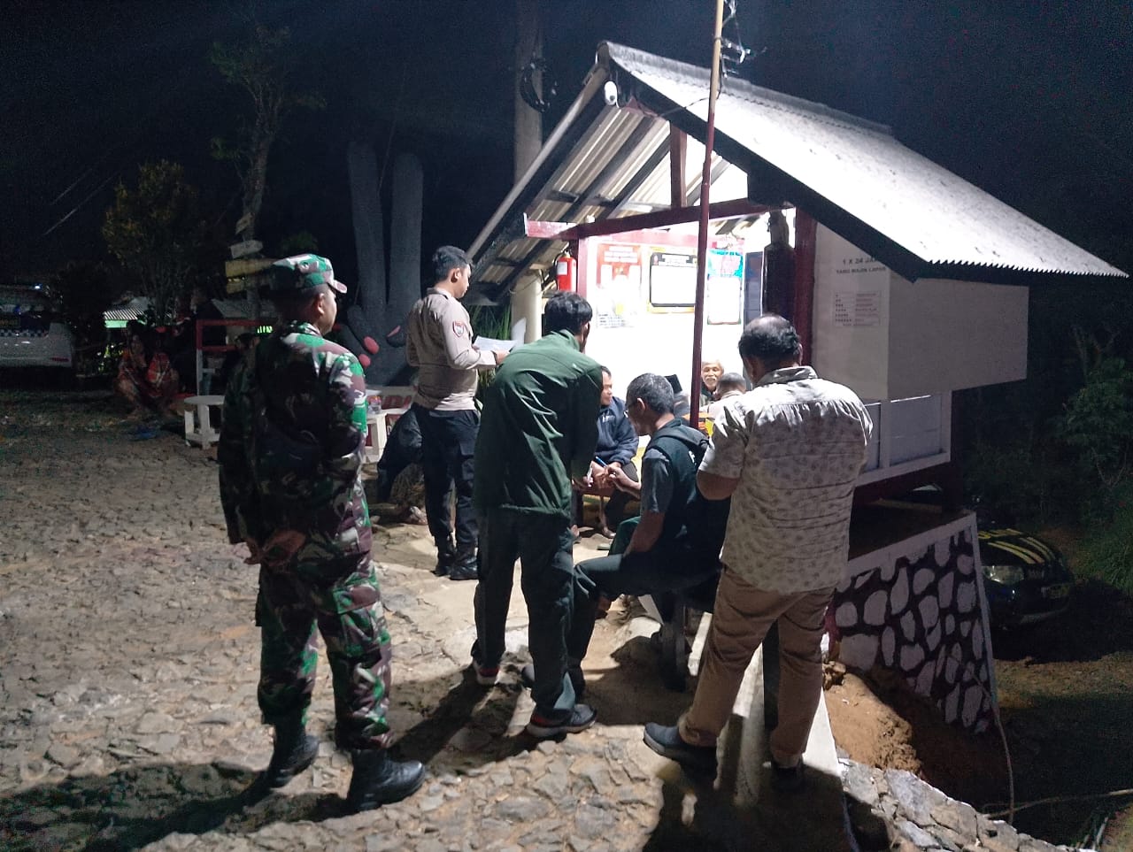 Begini Cara Anggota Koramil Di Karangtengah Cegah Gangguan Kamtibmas