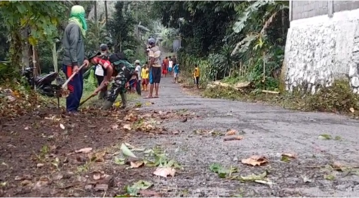 Babinsa Koramil Gandusari Bersama Warga Gotong Royong Bersihkan Lingkungan Demi Keselamatan Bersama   