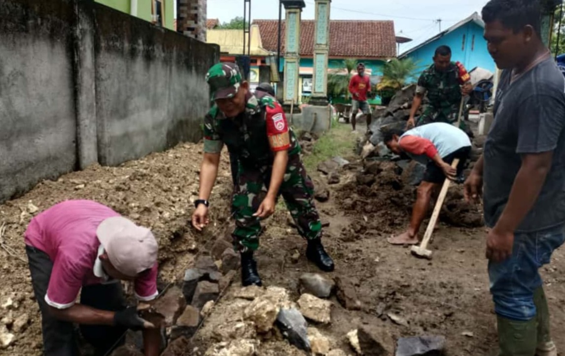 Puluhan Pasang Tangan Bahu-Membahu, Koramil Tangen dan Warga Galeh Bangun Jalan Desa   
