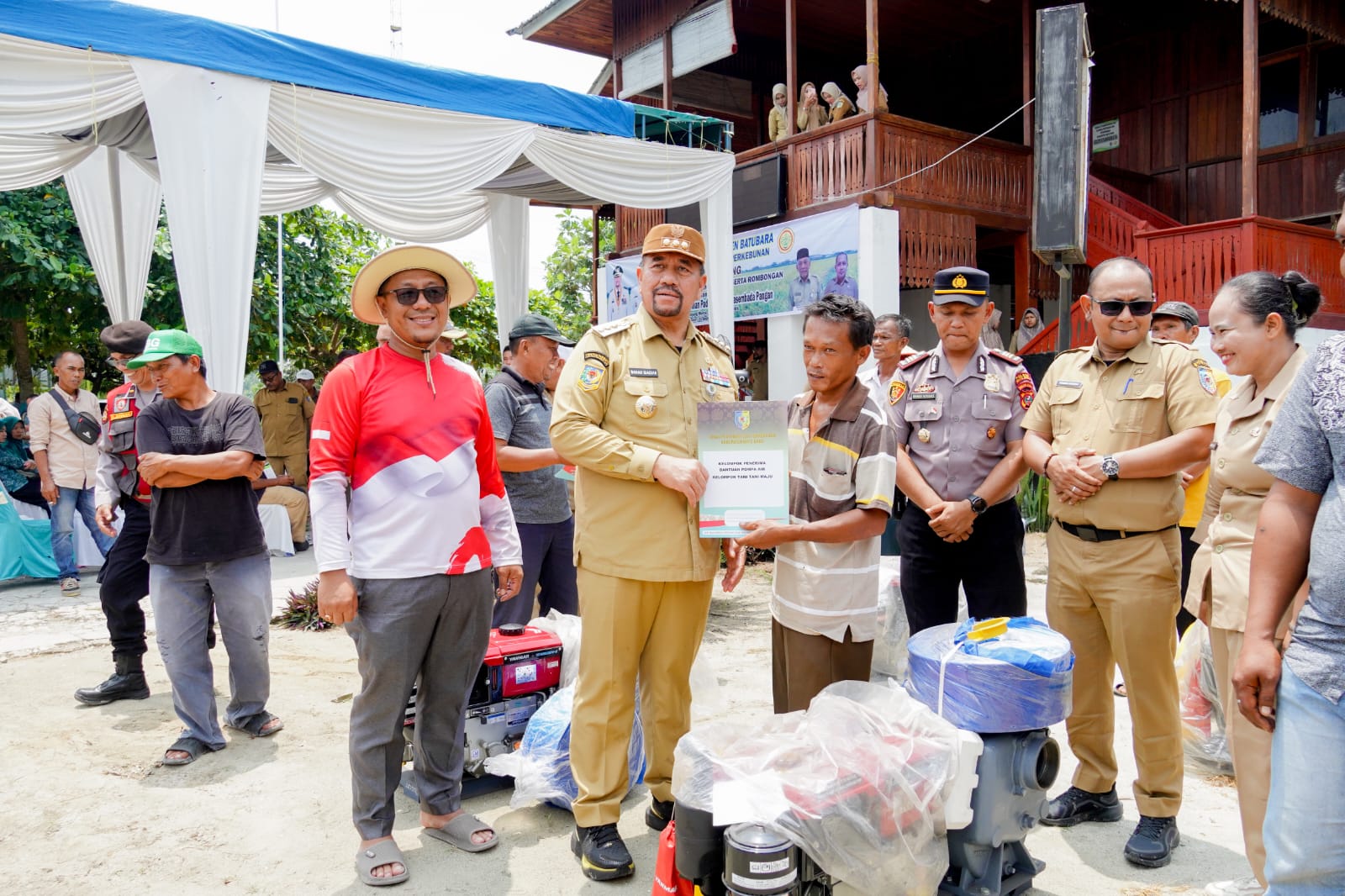 Dukung Swasembada Pangan Bupati Batu Bara Ikut Panen Padi dan Salurkan Bantuan Pertanian