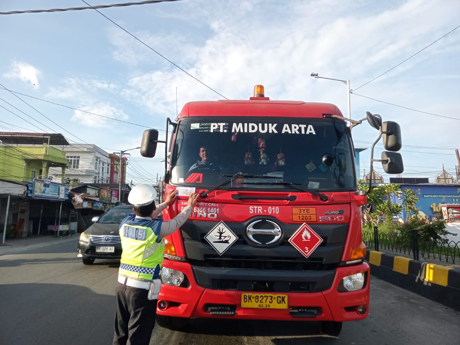 Polantas Karib: Sat Lantas Pematangsiantar Edukasi Sopir Truk Bahaya Overload, Demi Keselamatan & Kelestarian Jalan   