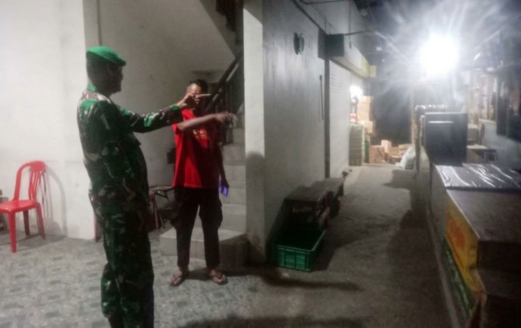 Jaga Kondusifitas Wilayah, Sertu Wahyu Sandi Koramil Selogiri Laksanakan Patroli Malam   