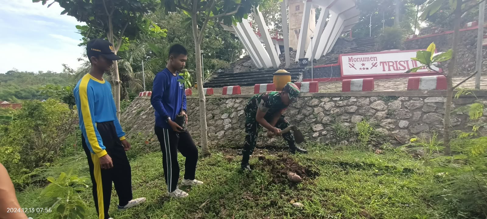 Babinsa Koramil Bakung Bersama Siswa Siswi SMKN 1 Blitar Tanam Pohon Di Monumen Trisula Melalui Program “Bersatu Dengan Alam”