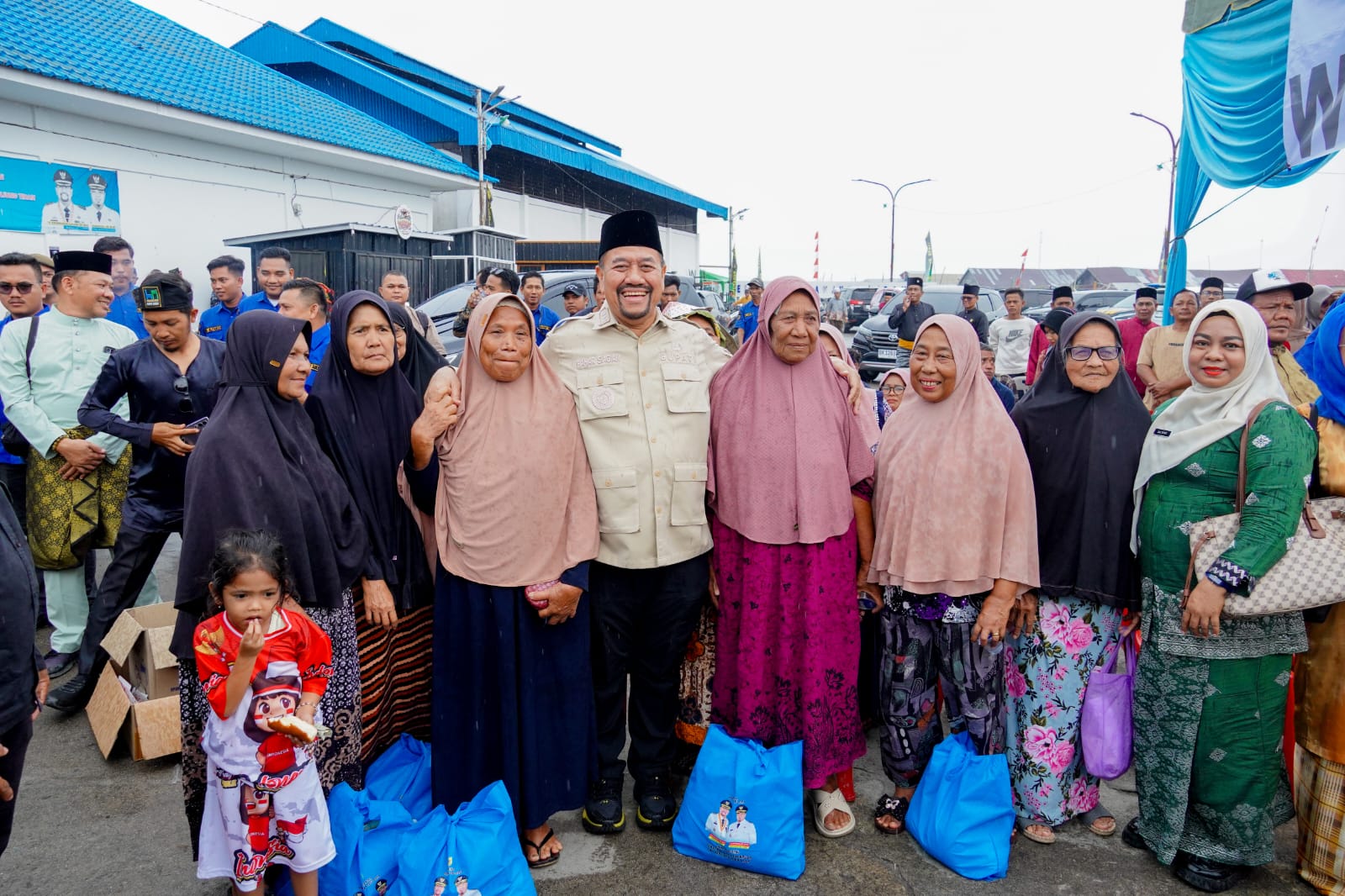 Bupati Batu Bara Serahkan 100 Life Jacket kepada Nelayan, Tekankan Pentingnya Keselamatan di Laut